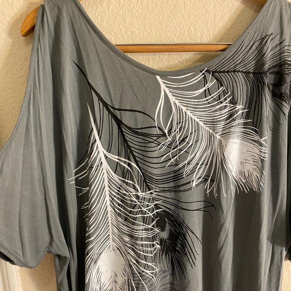 venus gray short sleeve with feather design